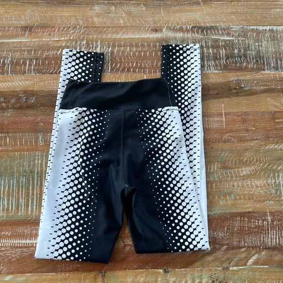 Fiercepulse Optical Illusion Leggings - Picture 2 of 4